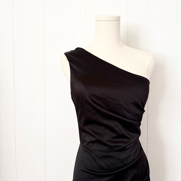 Elliatt Biarritz Maxi Gown in Black - Picture 9 of 12